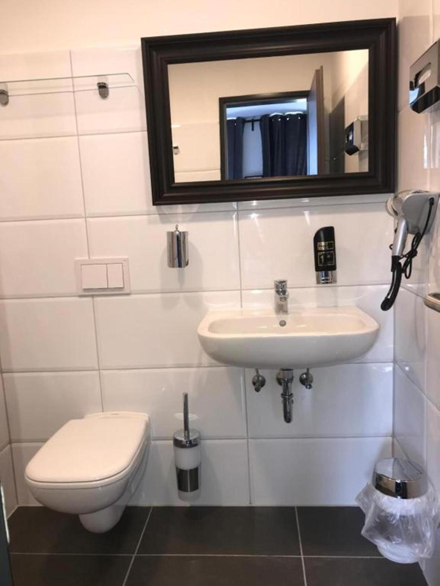 Hamburg Room 2*