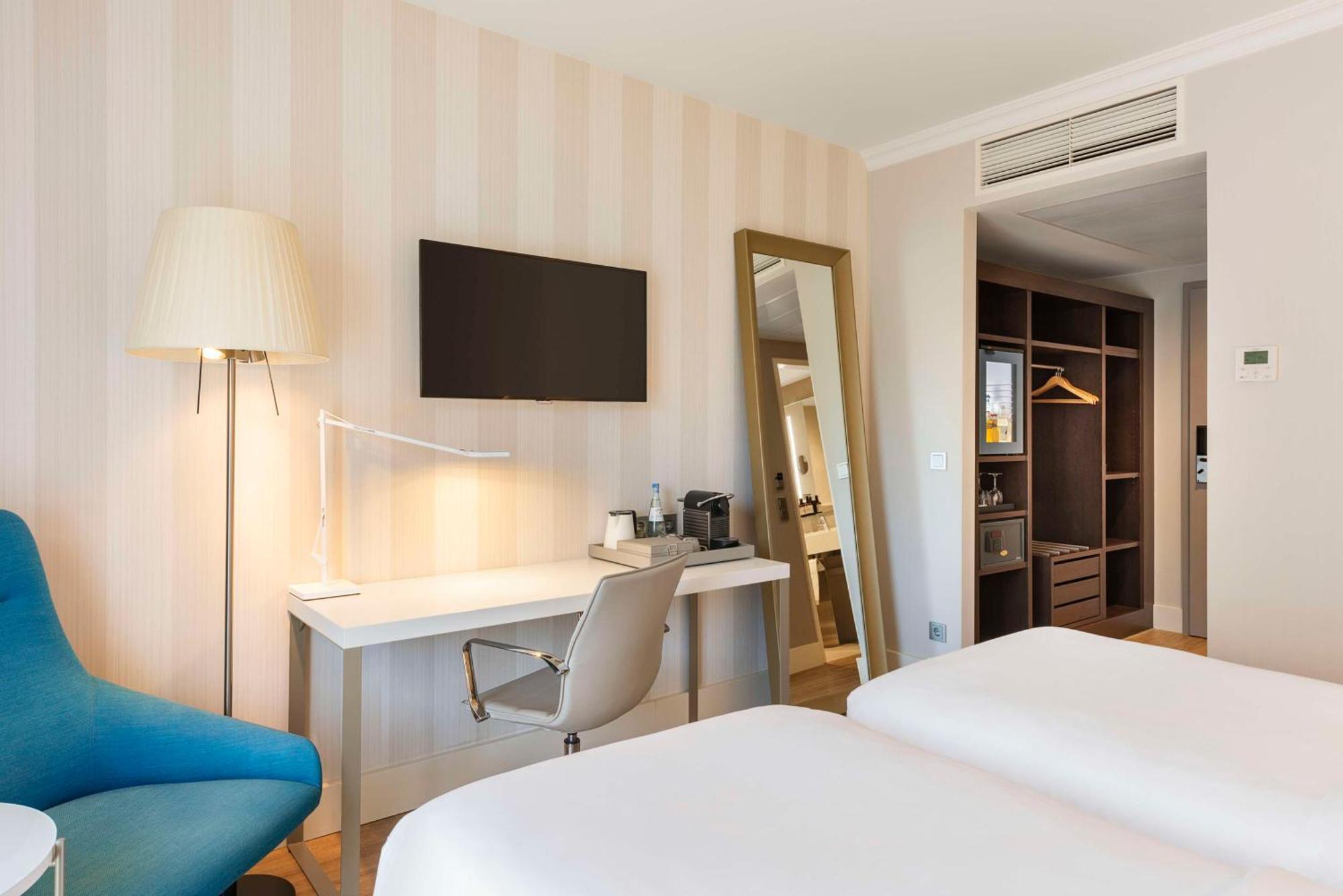 Hotel Nh Mitte 4*