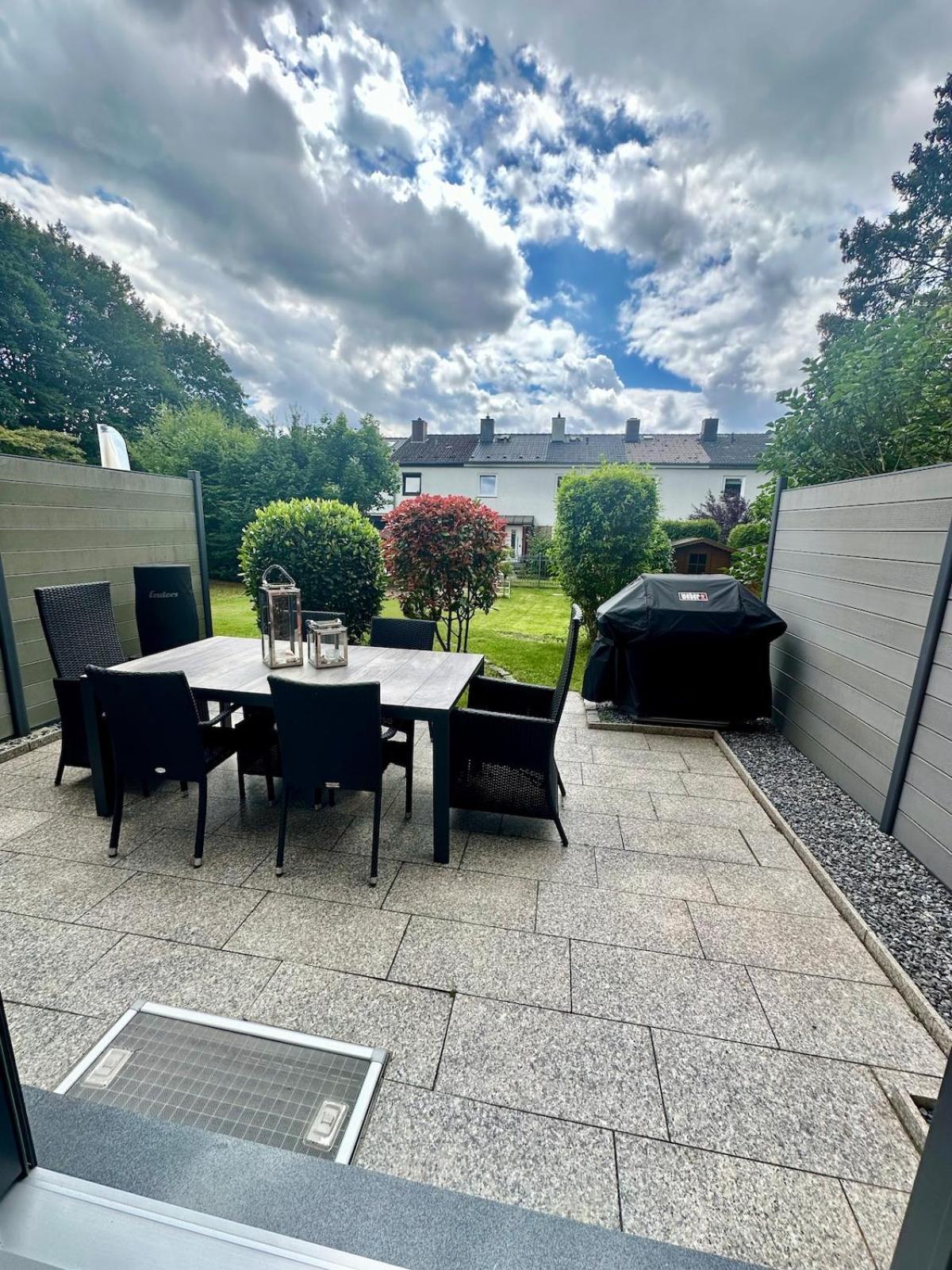 Apartment Ausgestattetes Reihenhaus In Zentraler, Ruhiger & Gruener Lage *