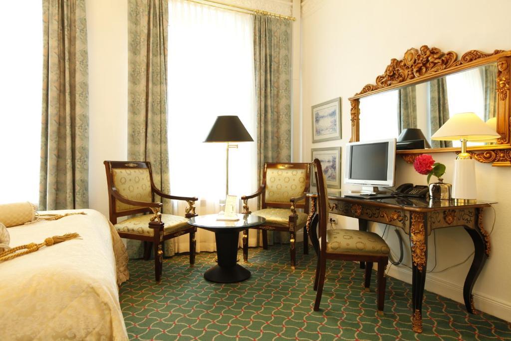 Boulevard Hotel