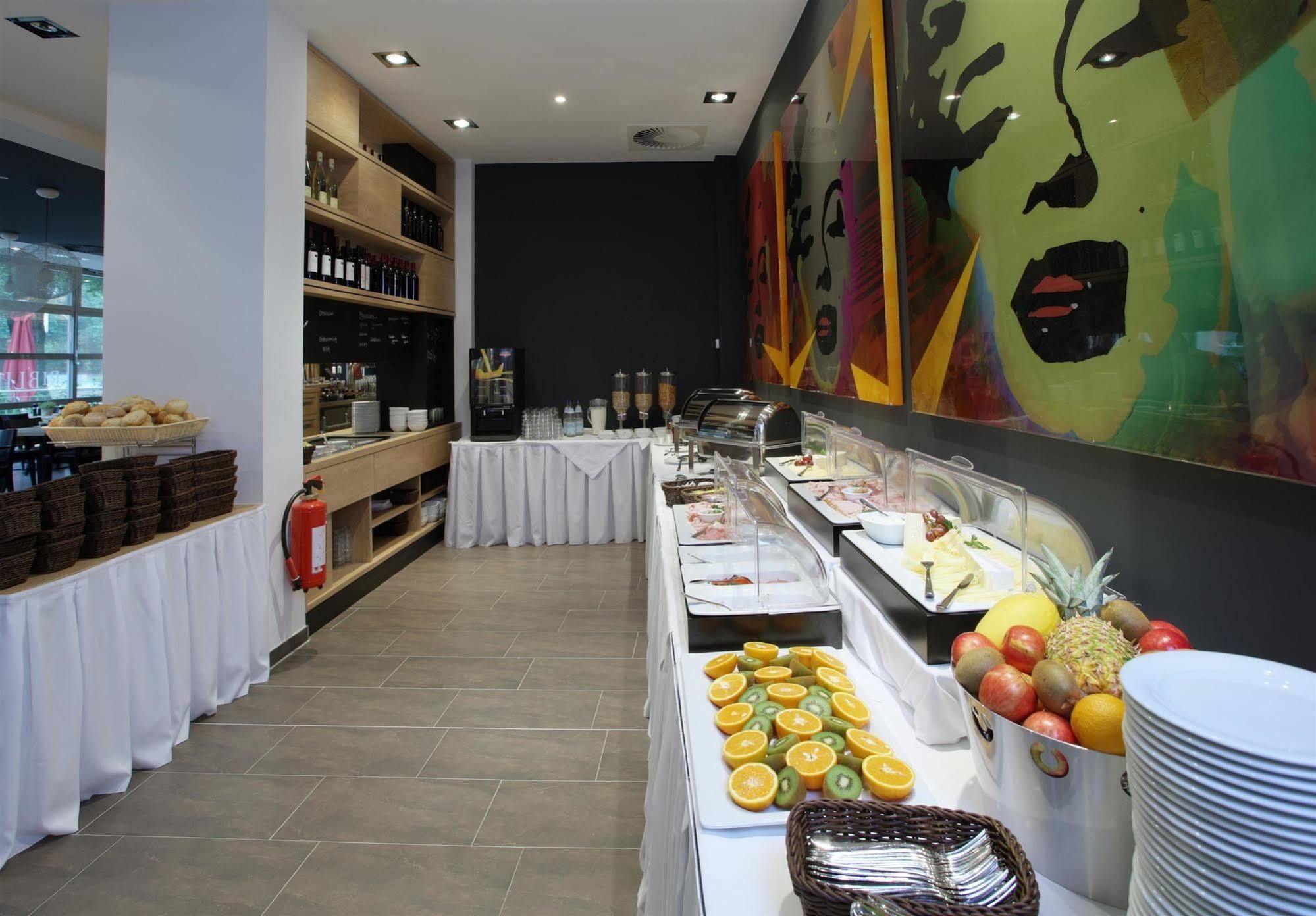 Western Plaza Hotel 4*