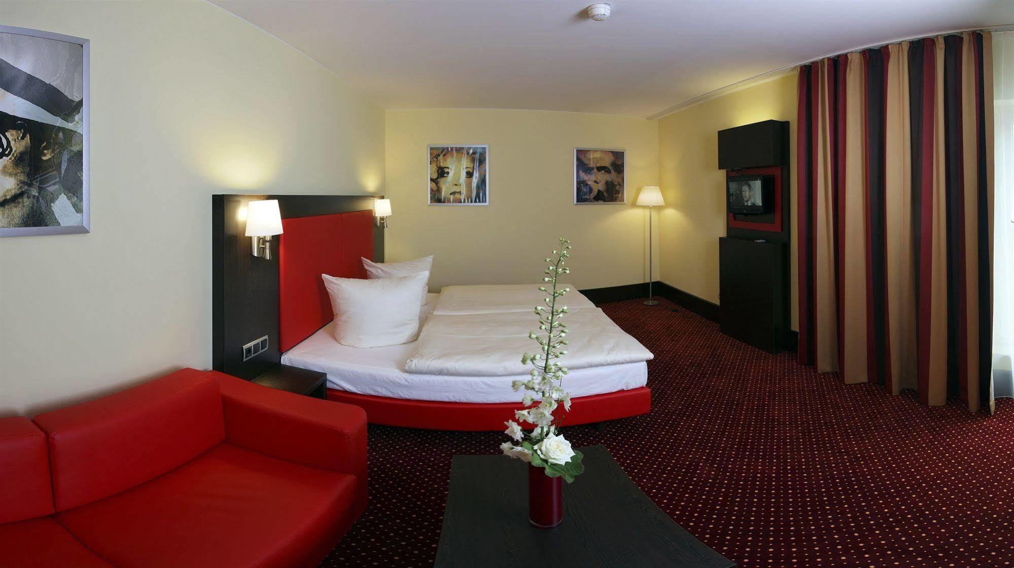 Western Plaza Hotel 4*