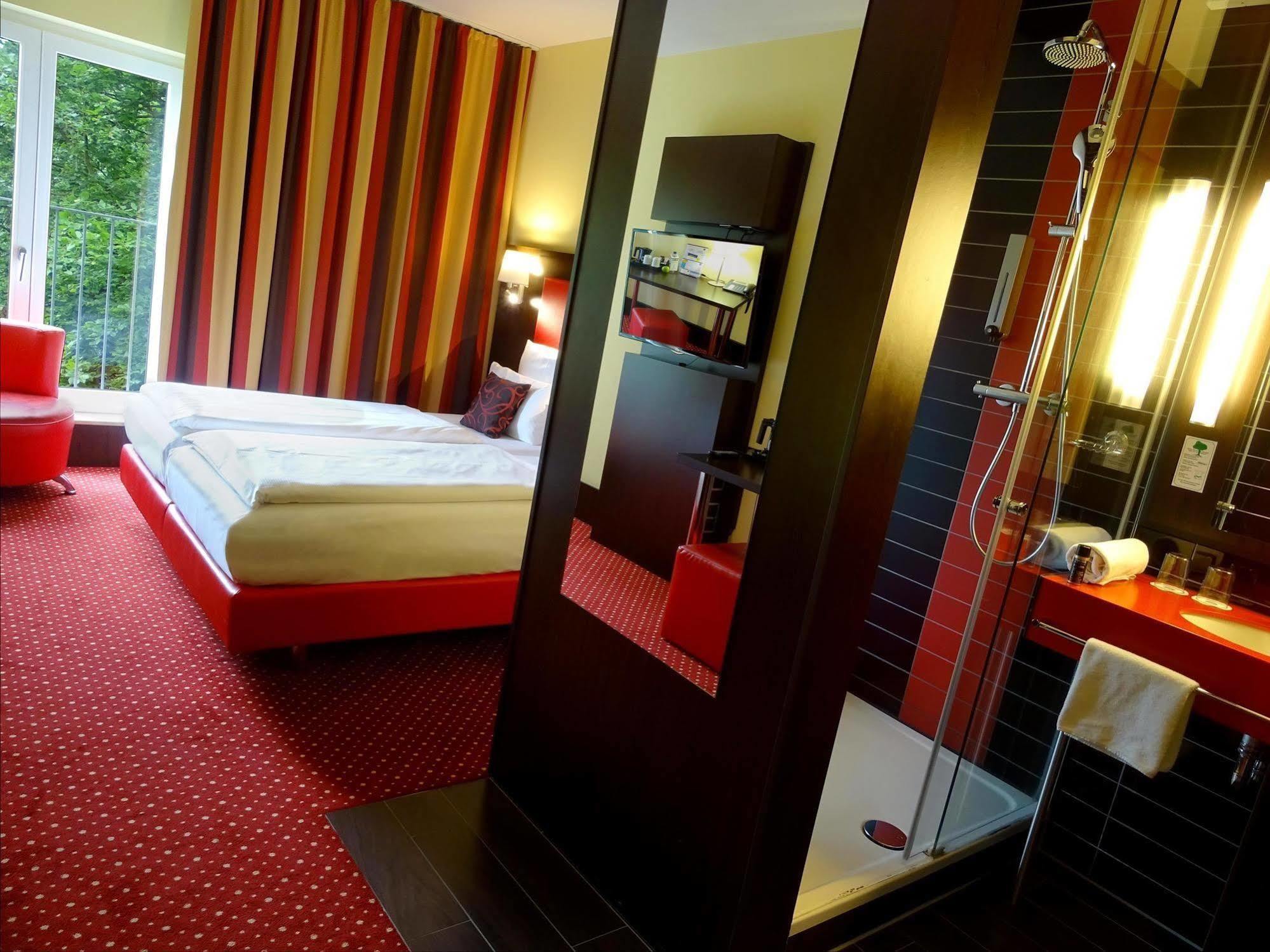 Hotel Western Plaza 4*