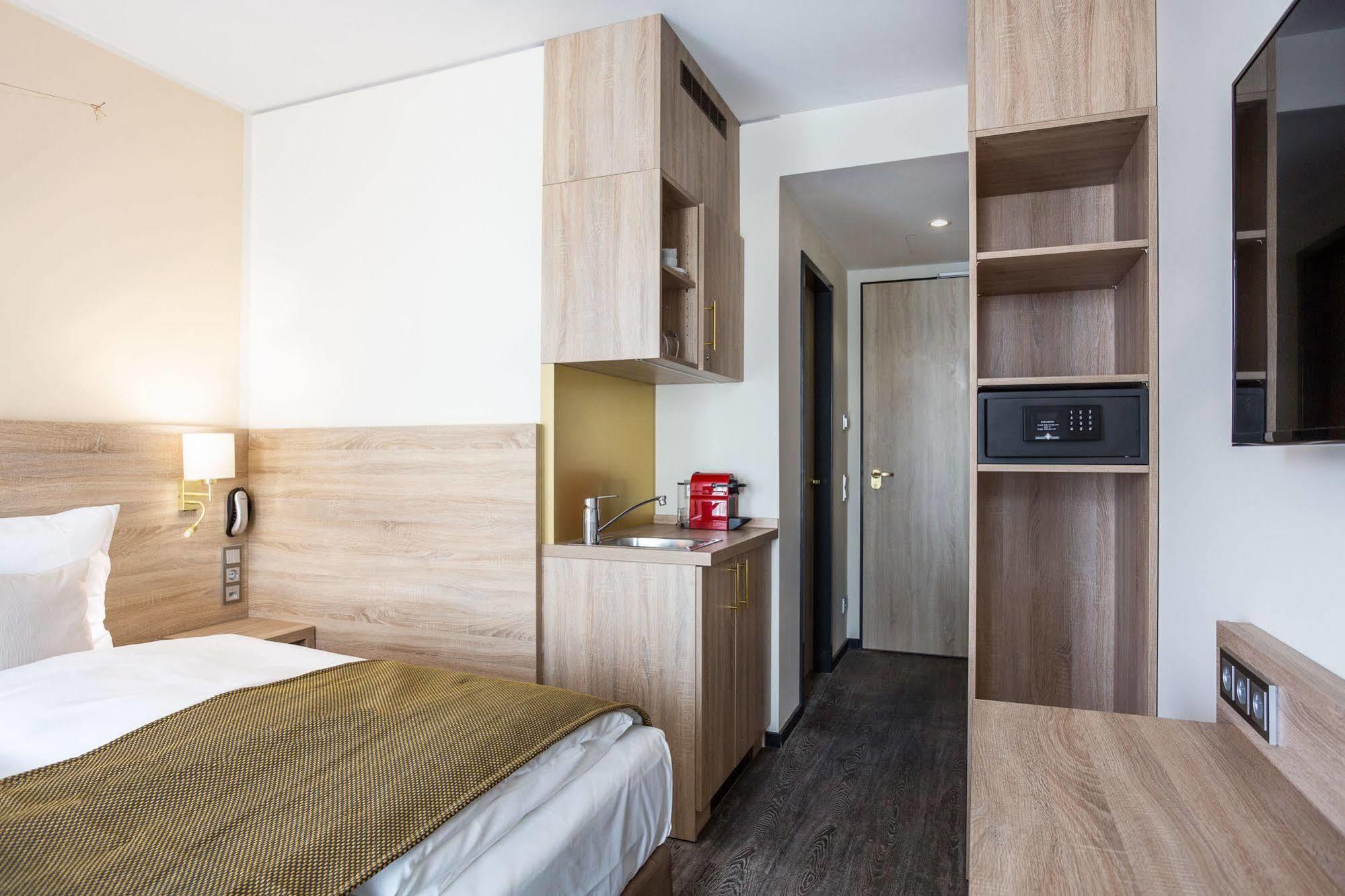 Hotel Stay! Boardinghouse