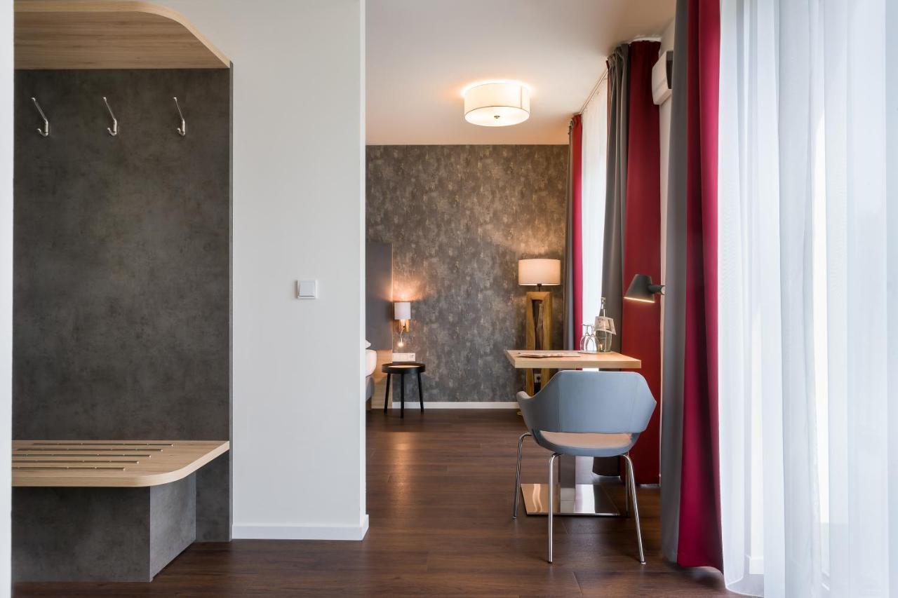 Signature East Aparthotel 3*