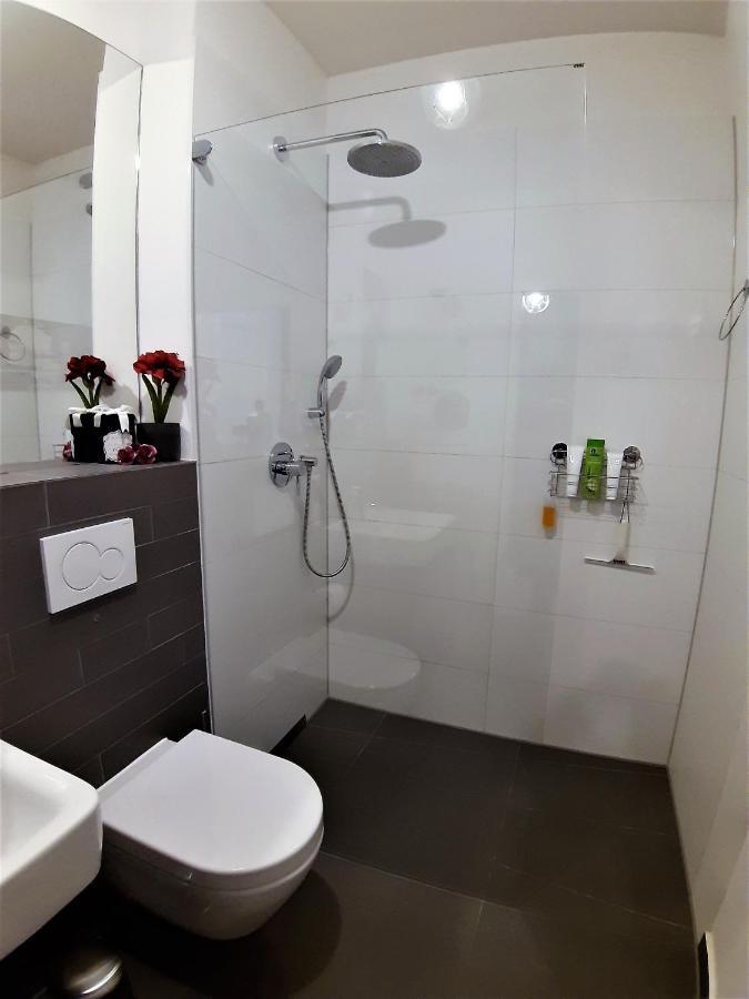 Homestay Zimmer Mit Balkon, Hamburg City