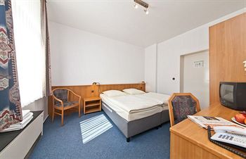 Hotel Centrum Commerz Am Bahnhof Altona 2*