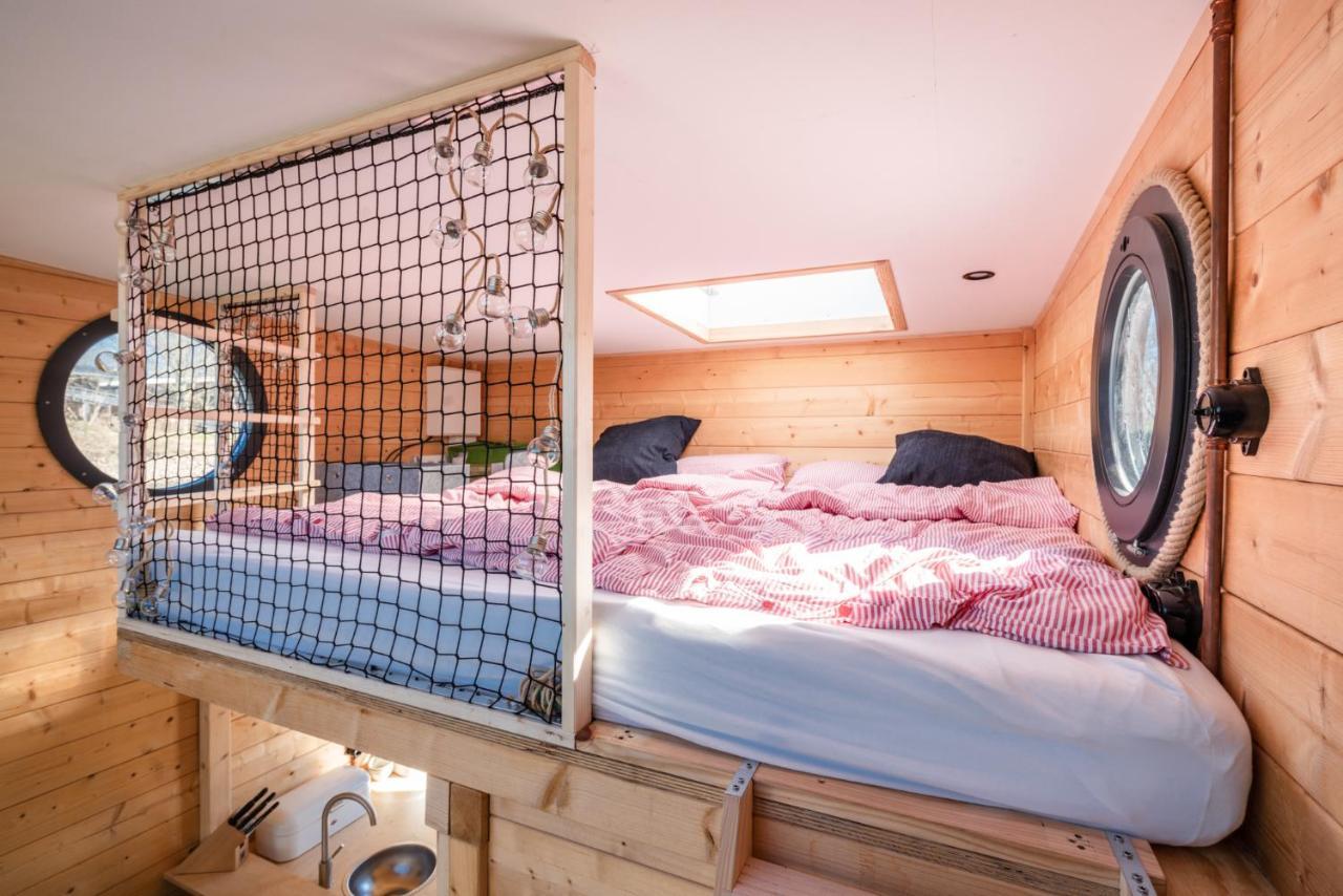 Wunderschoenes Hausboot Agathe Botel