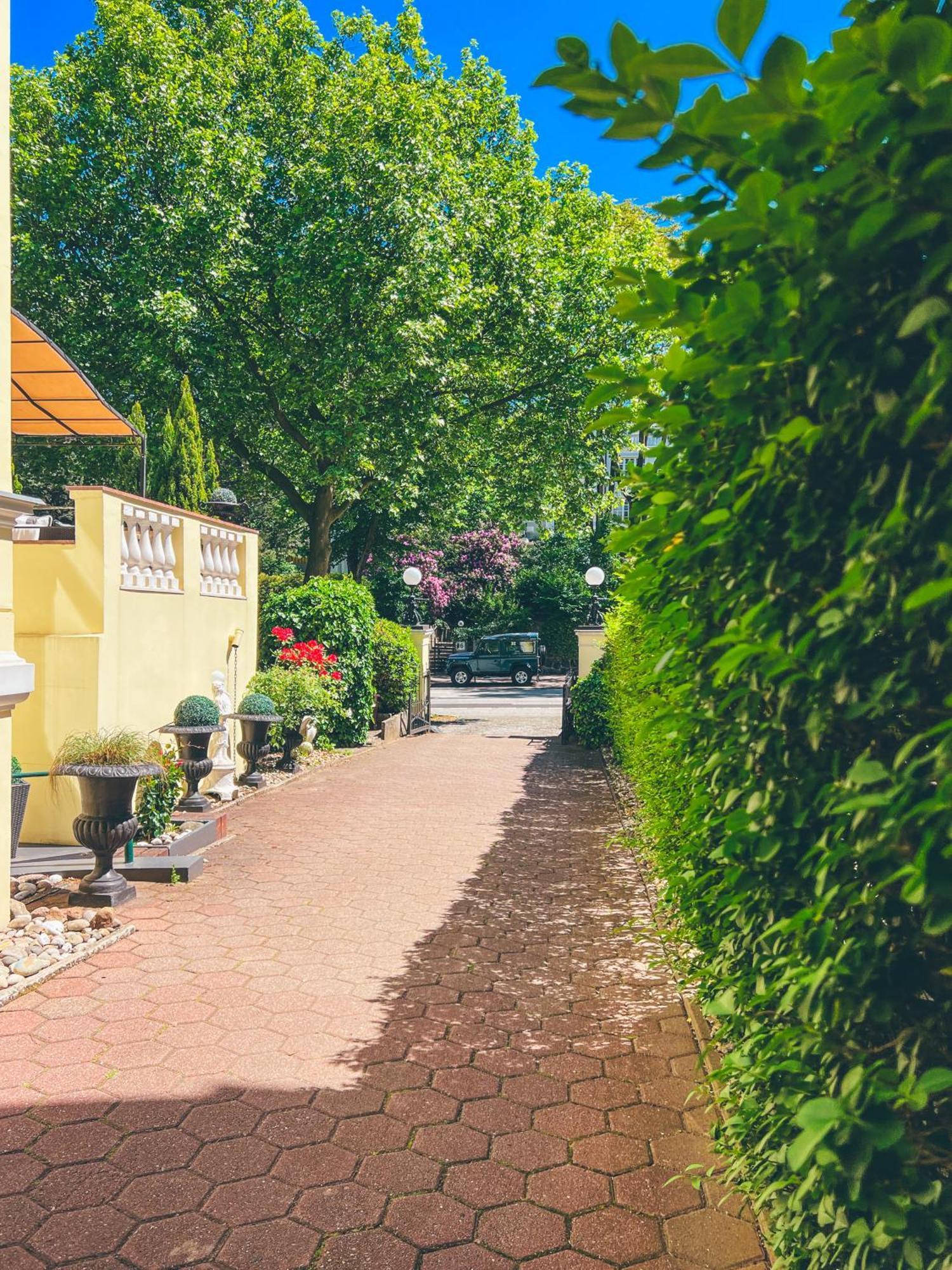 Hotel Mittelweg 3*