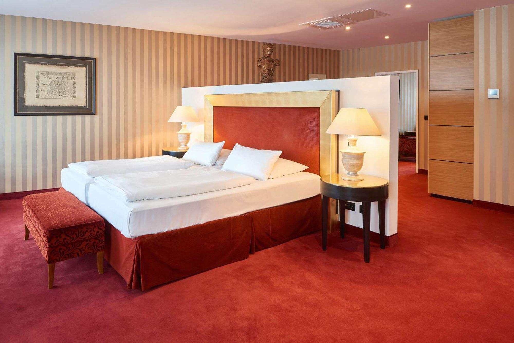 Western International Hotel