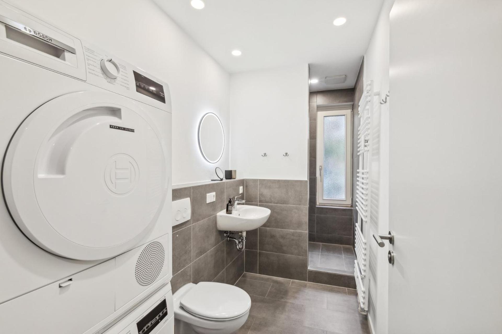 Apartment Kranich Mit 3 Zimmern, Infrastrukturlage Hh Langenhorn, Naehe Airport, Boxspringbetten Und Arbeitsplaetzen Mit Glasfaser Wlan