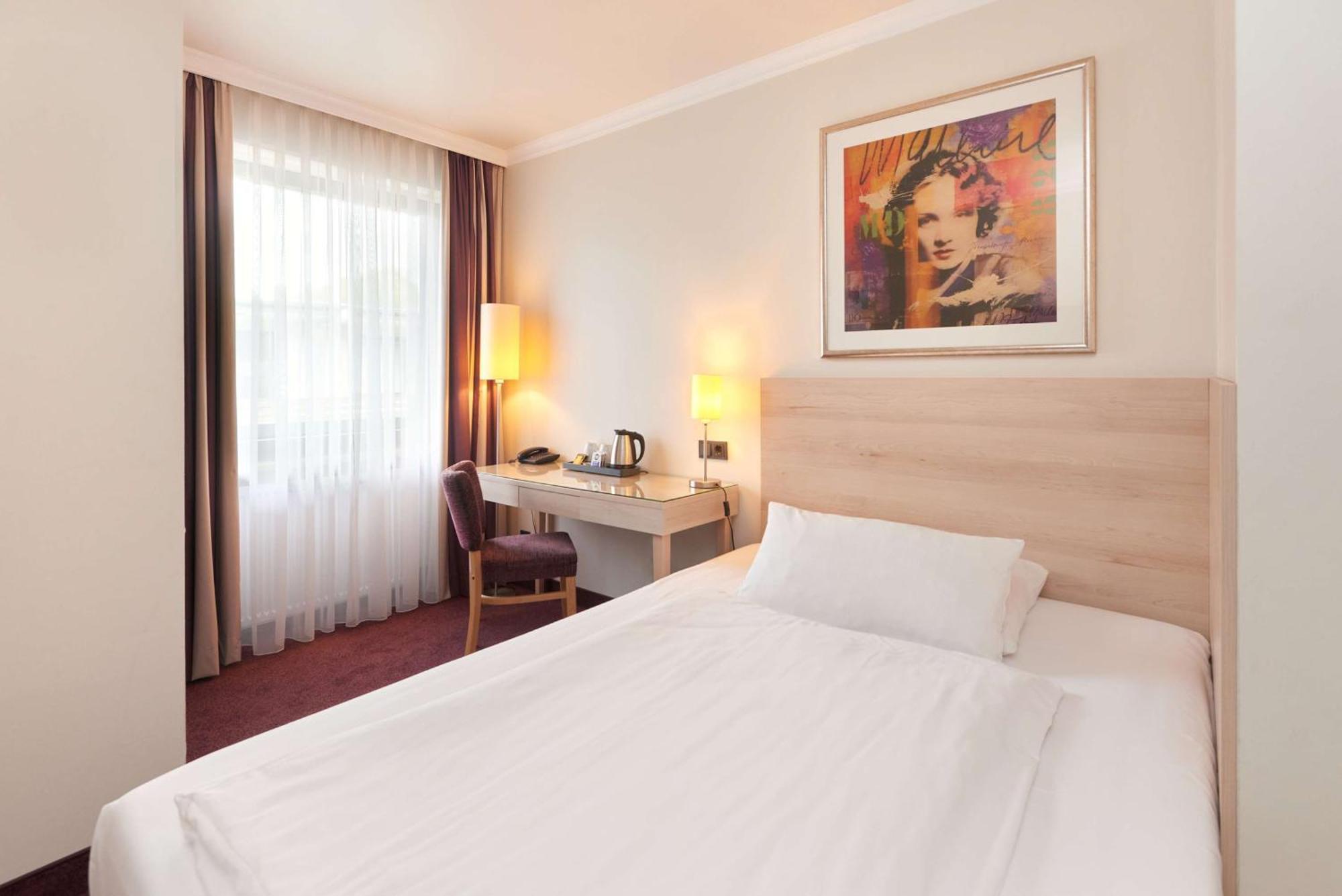 Western International Hotel 3*