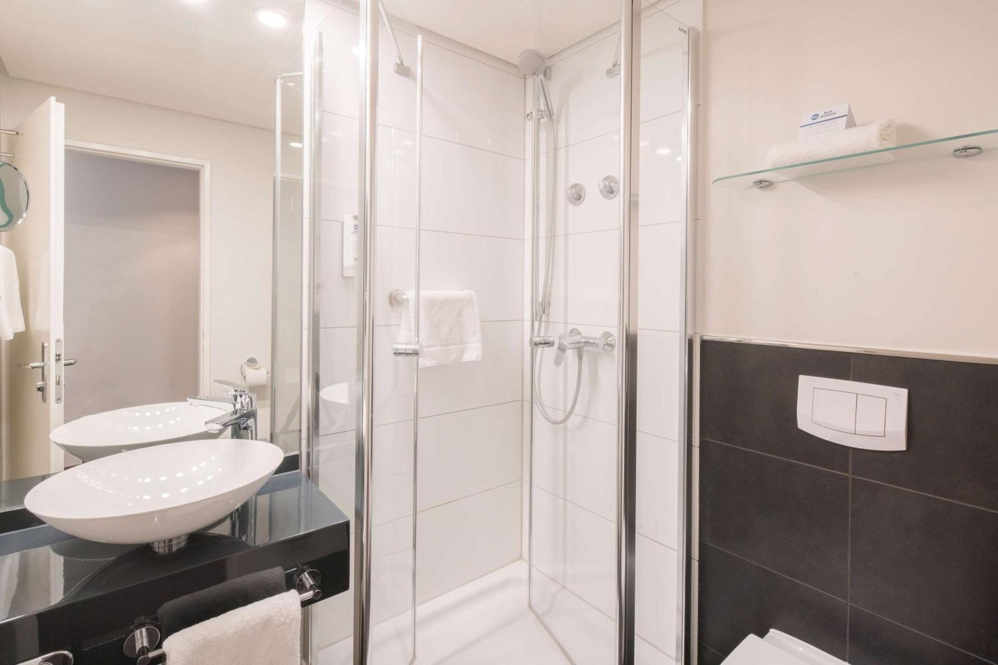 Western International Hotel 3*