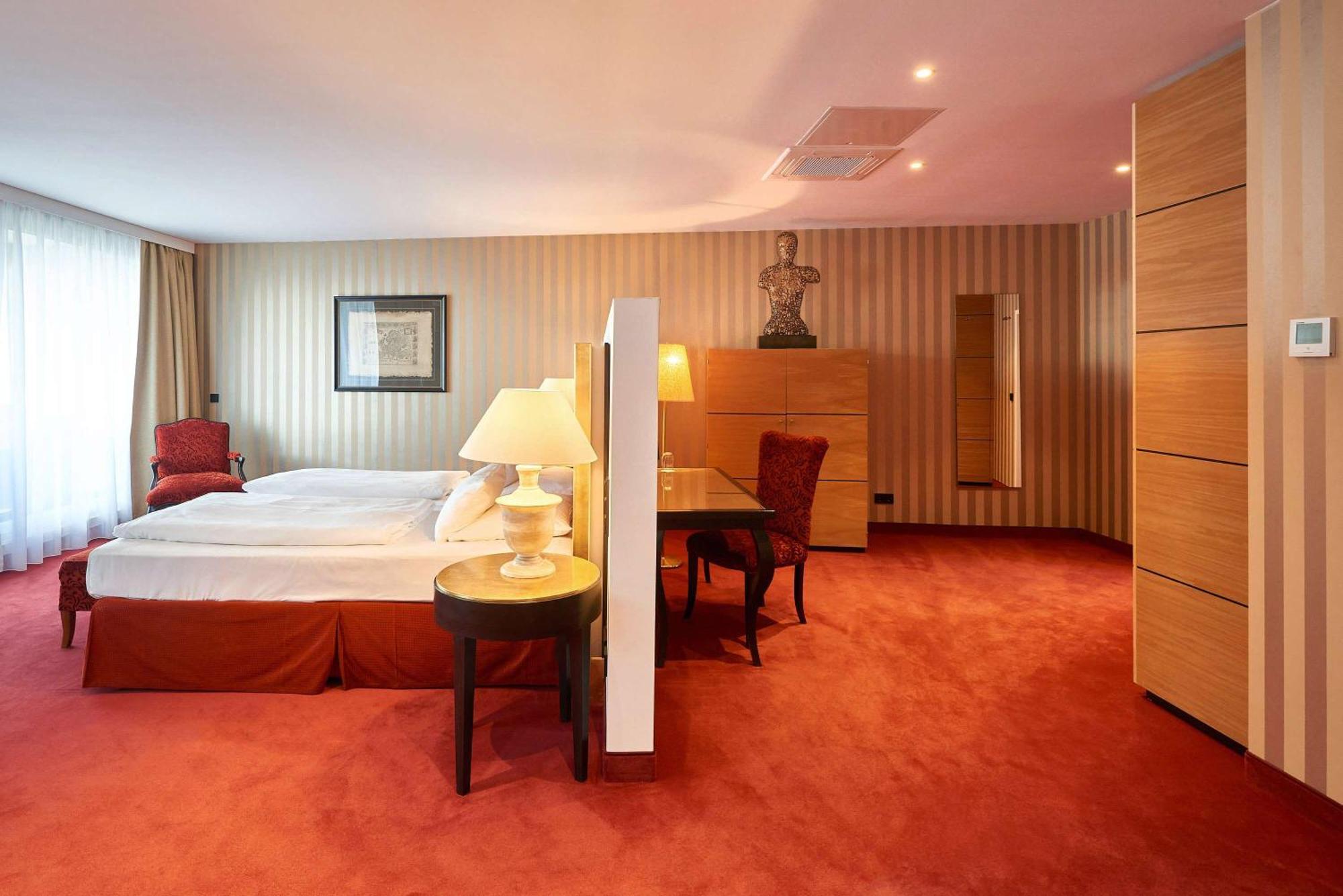 Western International Hotel