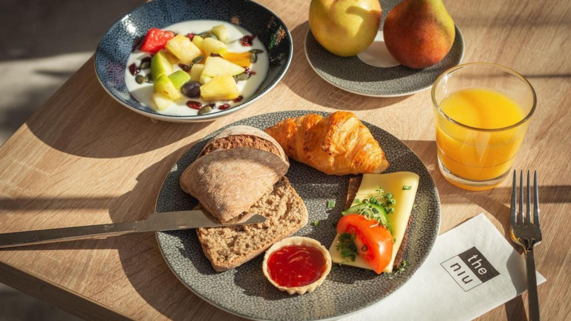 - The Niu, Yen By Ihg Hamburg