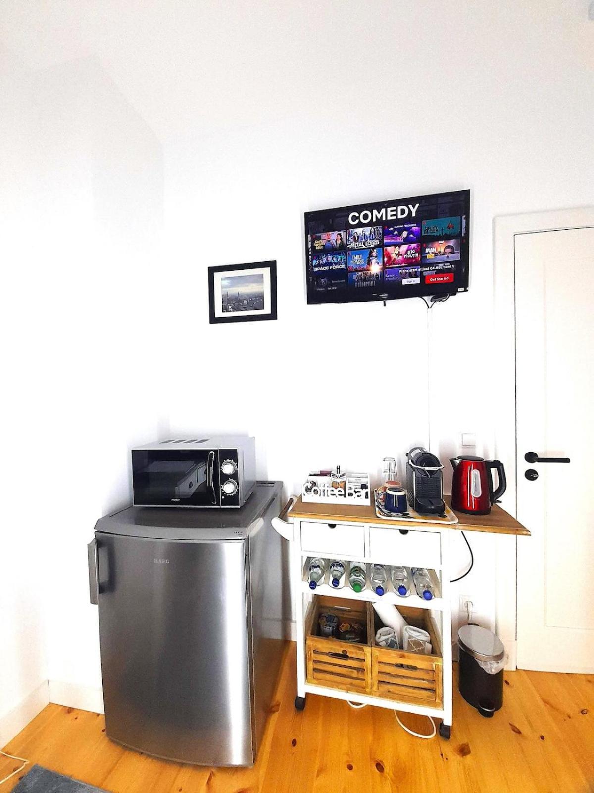 Apartment Private Cozy W Own Entrance, Spacious Bathroom, On-site Parking Hamburg