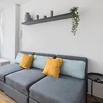 Spacious Apartment In Hamburg For 12