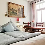 Very Accessible, Cozy And Old Abode But Gold In The Heart Of The City