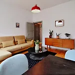 Stilvolle Und Zentrale Wohnung