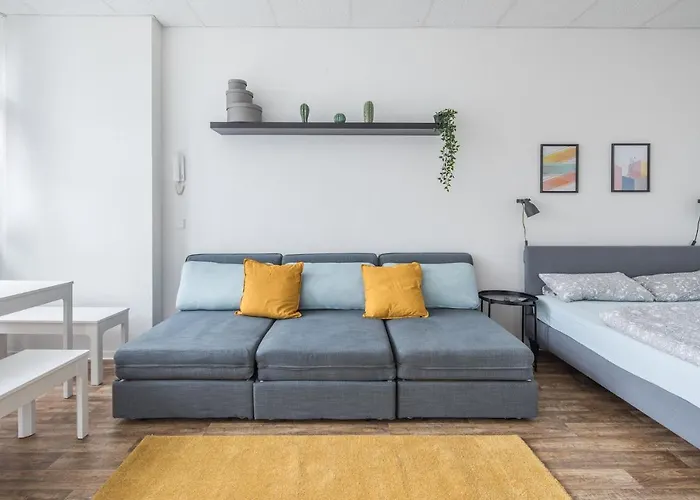 Spacious Apartment In Hamburg For 12