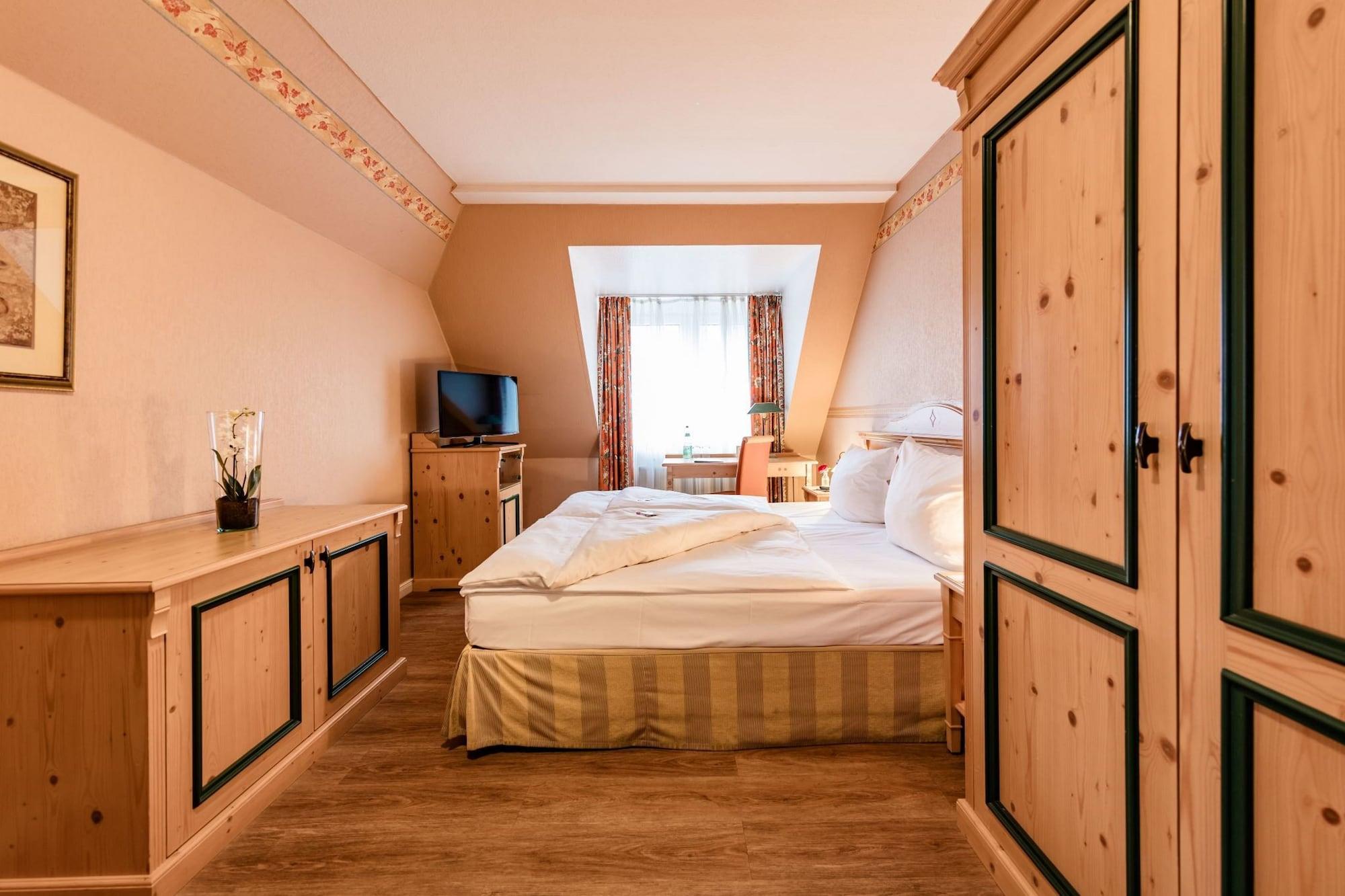 Zum Zeppelin Hotel 3*