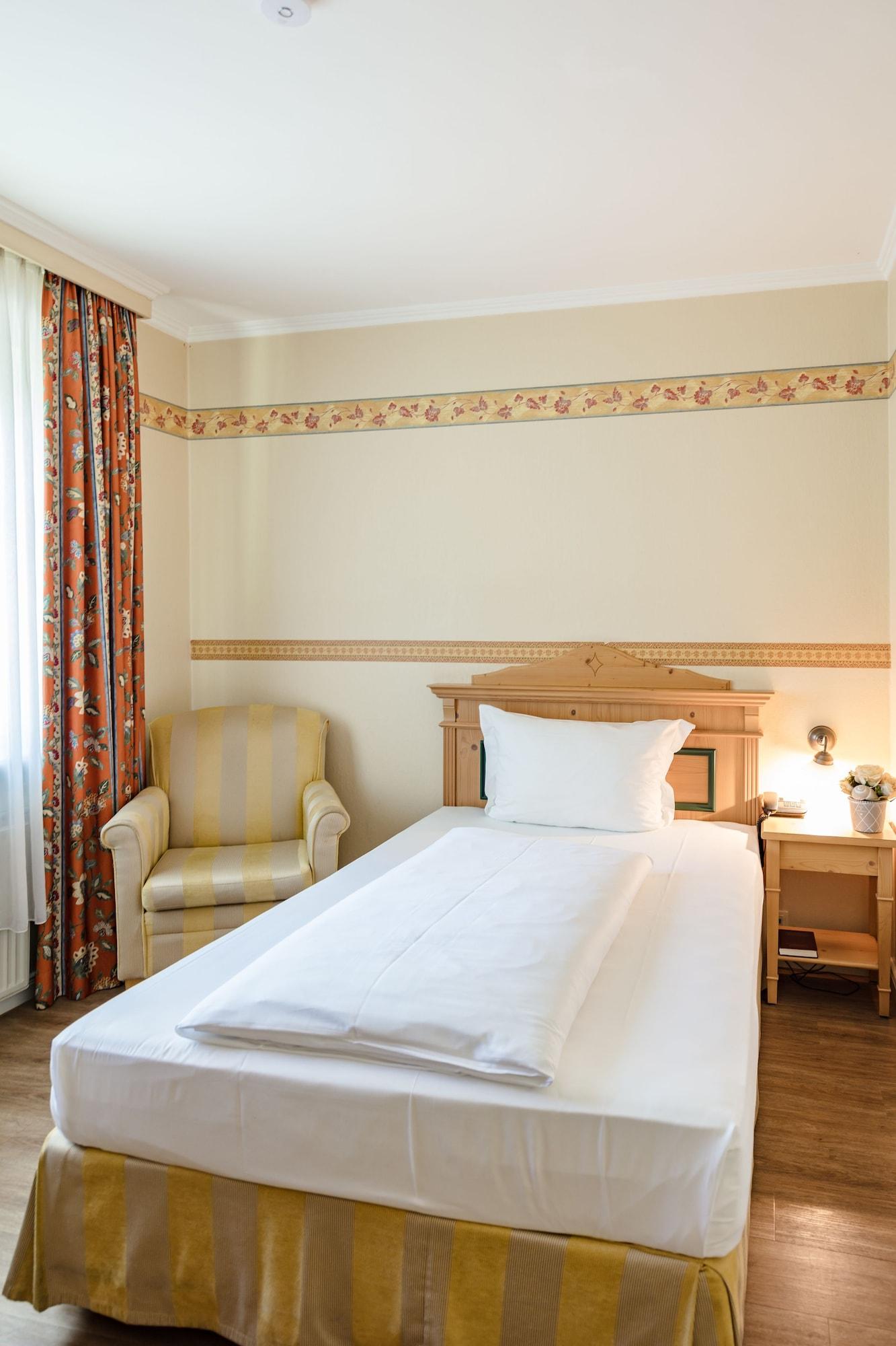 Zum Zeppelin Hotel 3*