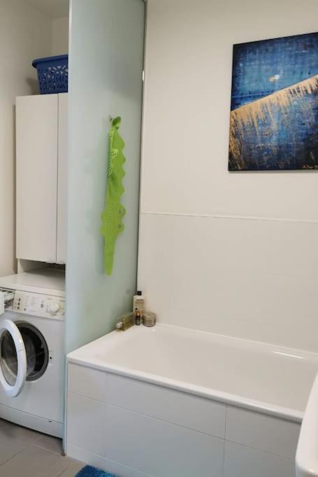 Apartment Kinderfreundliche Neubauwohnung Am Hagenbecks Tierpark Mit Balkon Und Spielplatz Hamburg