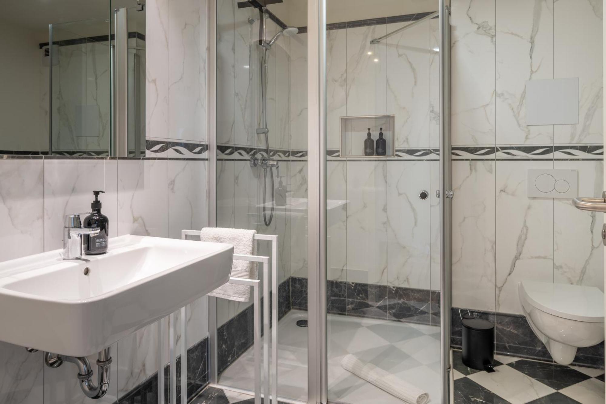 Apartment Cls Moderne City-wohnung Tiefgarage, Klimaanlage, 65 Zoll Smart-tv, E-laden, Balkon, Parken, Blick Ueber Hamburg, Cafe Im Haus, Bus Gegenueber, Flex Check In Hamburg