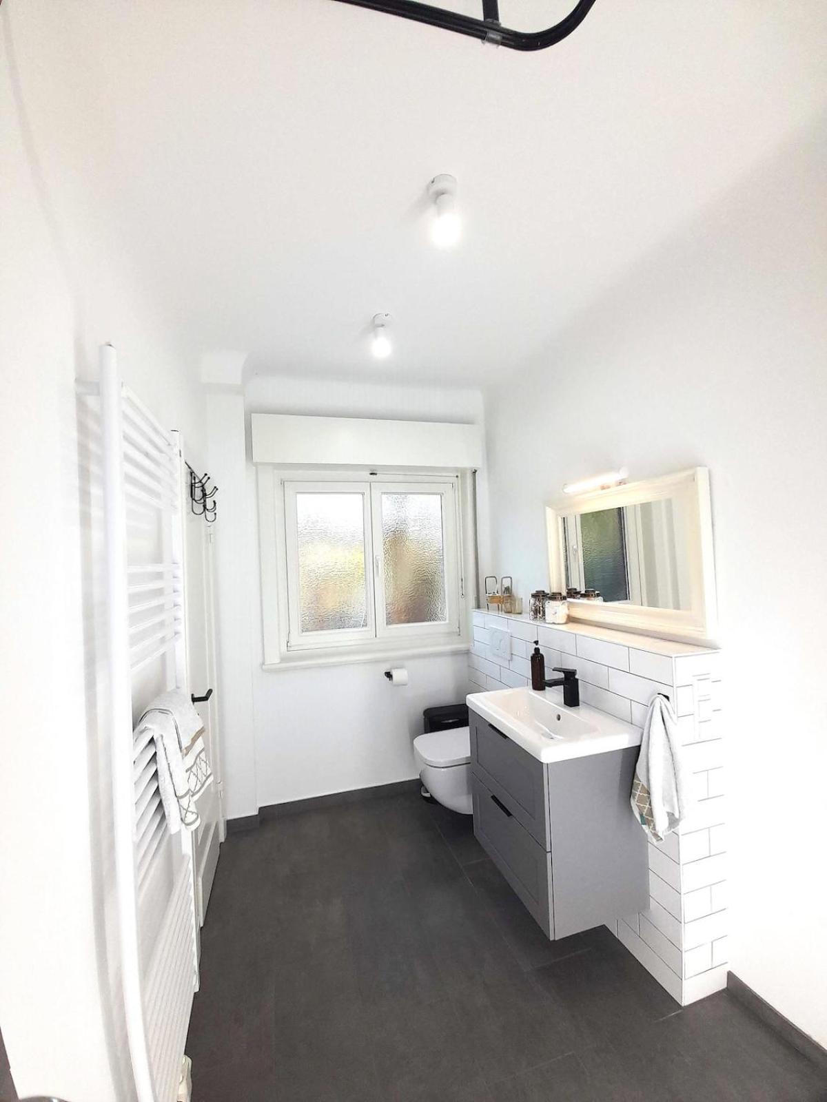 Apartment Private Cozy W Own Entrance, Spacious Bathroom, On-site Parking *