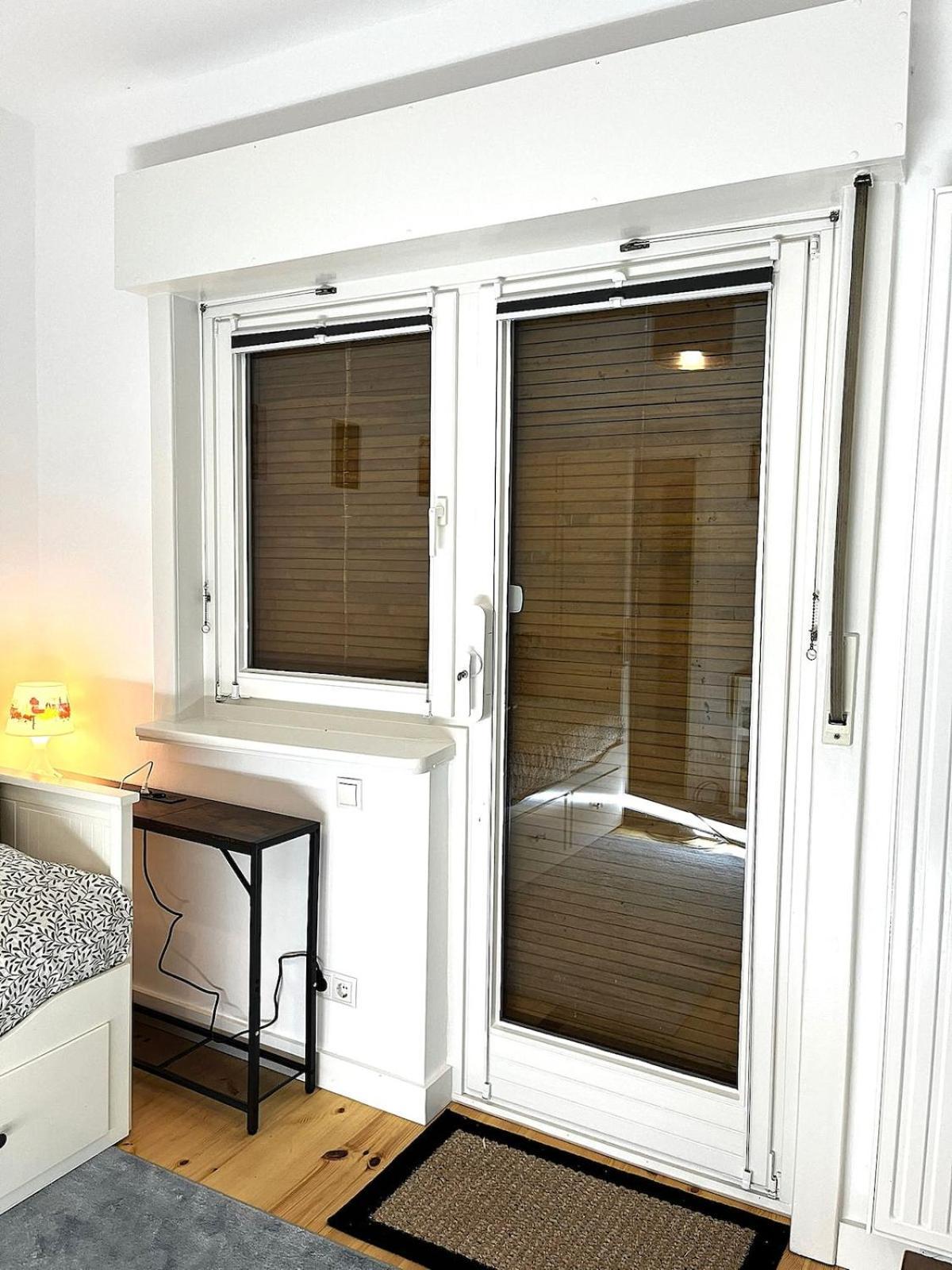 Private Cozy W Own Entrance, Spacious Bathroom, On-site Parking Apartment Hamburg