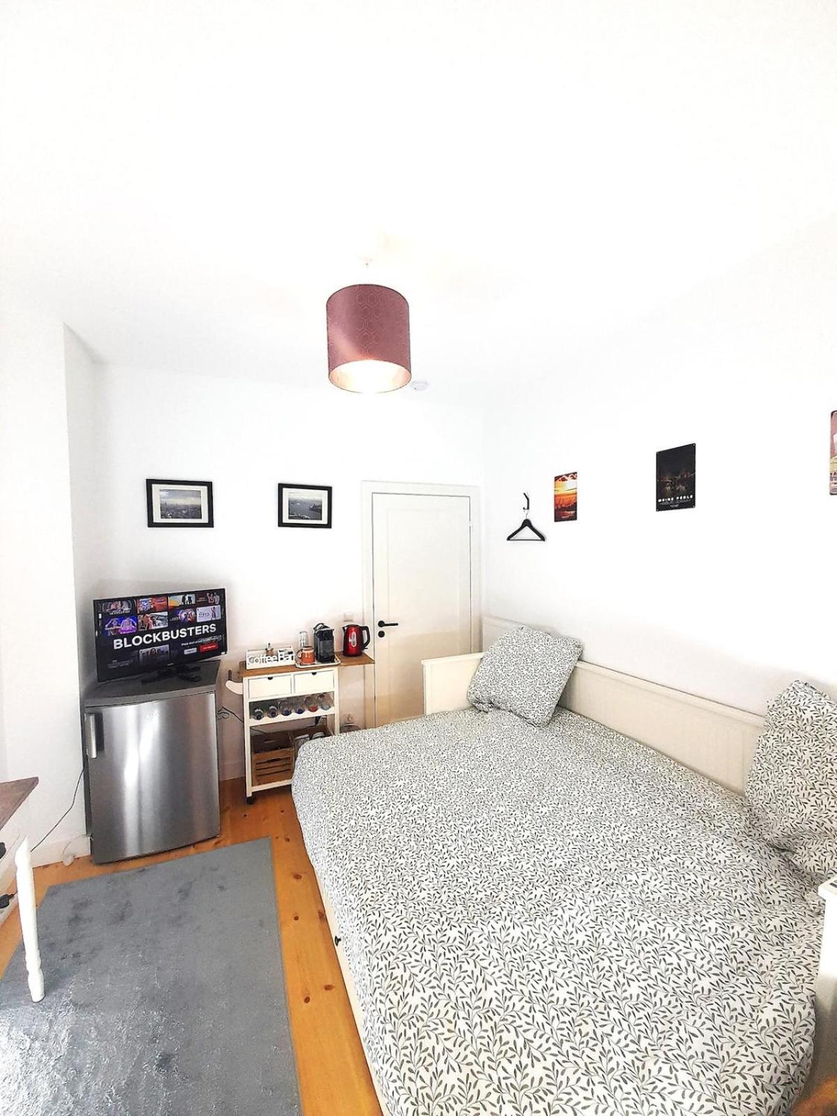 Private Cozy W Own Entrance, Spacious Bathroom, On-site Parking Apartment *