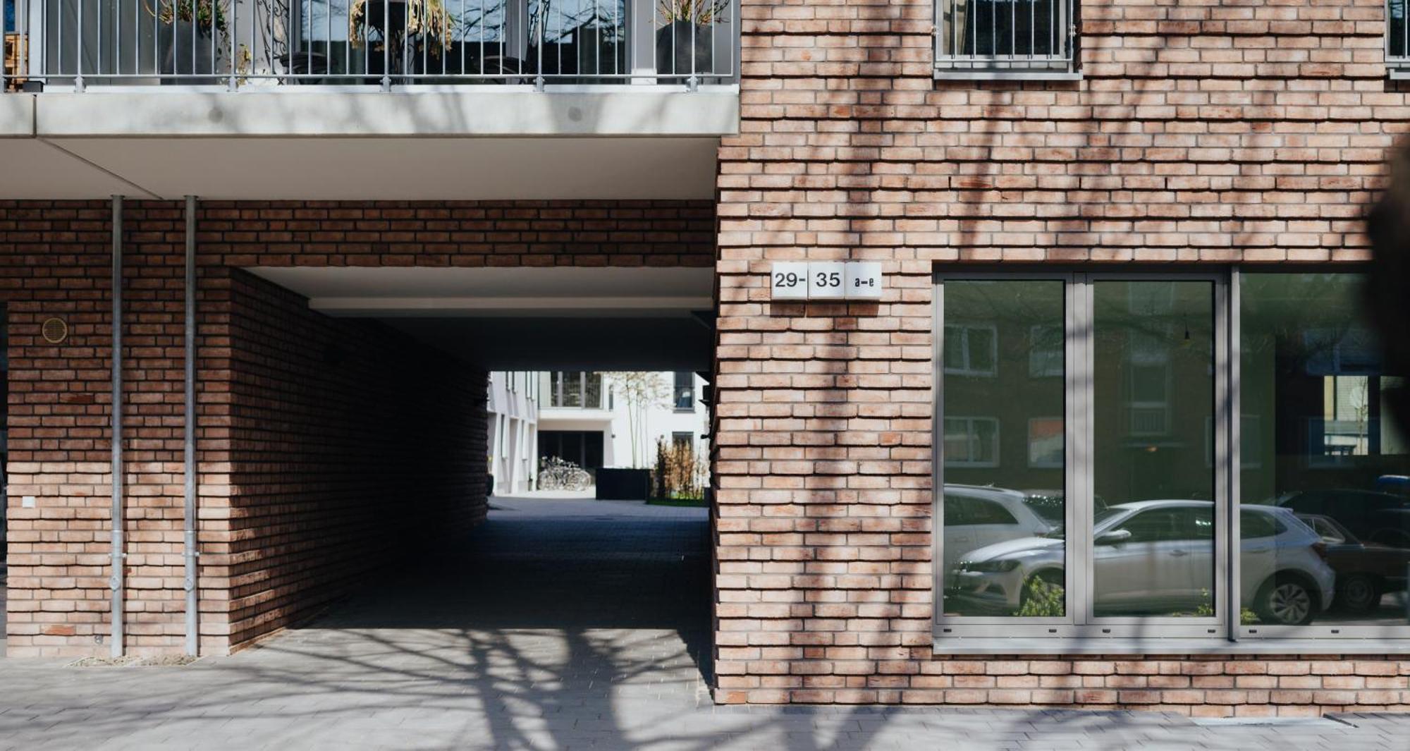 Quiet Modern 4p App New Building In