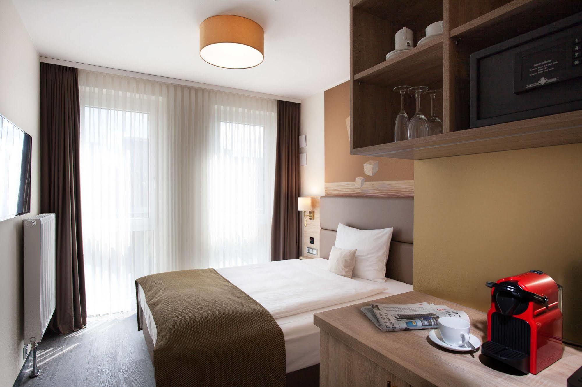Hotel Stay! Boardinghouse