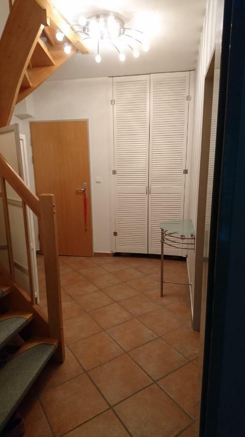 Studio Hamburg, Homestay